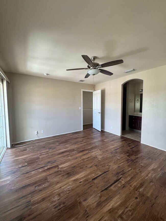 Building Photo - Beautiful 3 Bedroom with 2.5 Bathroom Home...