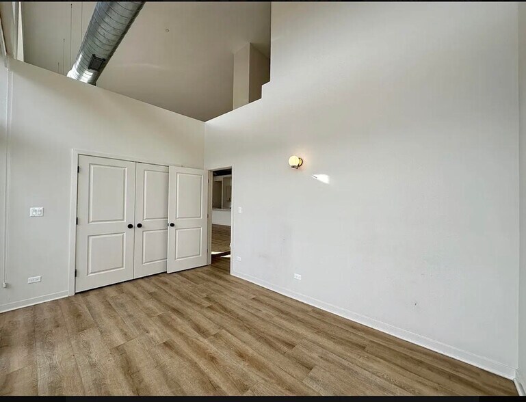 Building Photo - 3207 N Narragansett Ave