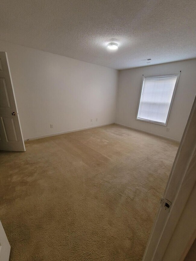 Building Photo - BEAUTIFUL SPACIOUS HOME READY TO MOVE IN !!!