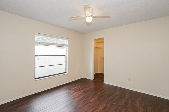 Building Photo - 830 E Charing Cross Cir