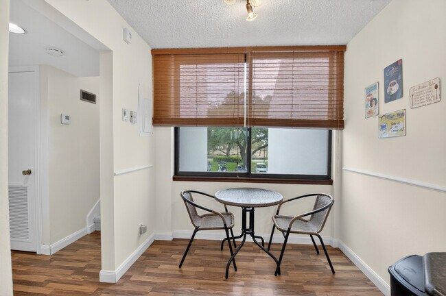 Building Photo - 3604 Bridgewood Dr