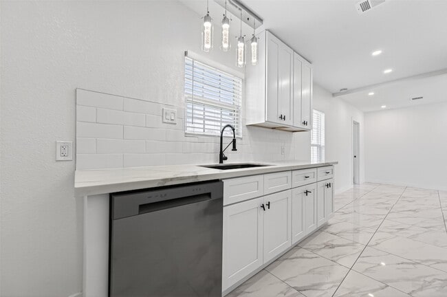 Building Photo - 2202 Alabama St