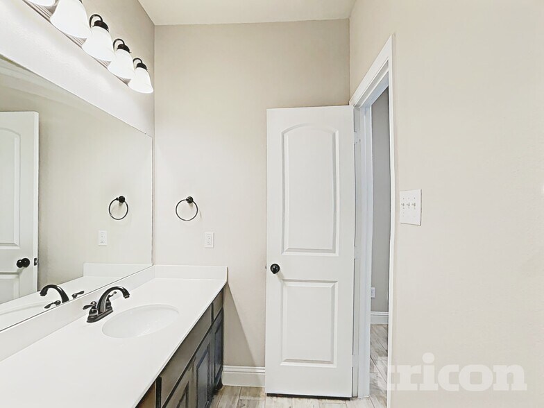 Building Photo - 7708 Cottonwood Dr