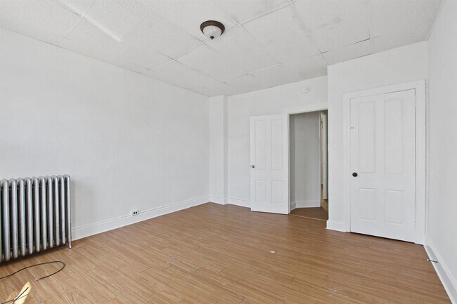 Building Photo - Spacious 5 Bedroom, 1 Bath Home!