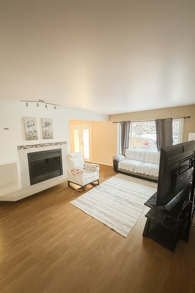 Building Photo - 1911 Congress Cir