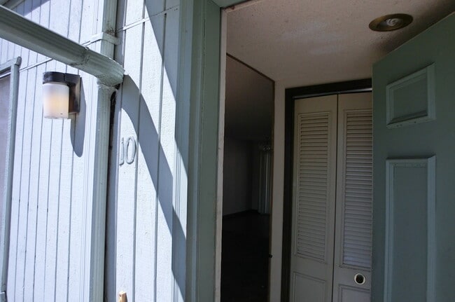 Primary Photo - Great centrally located apartment!