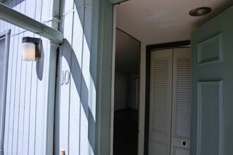 Building Photo - Great centrally located apartment!