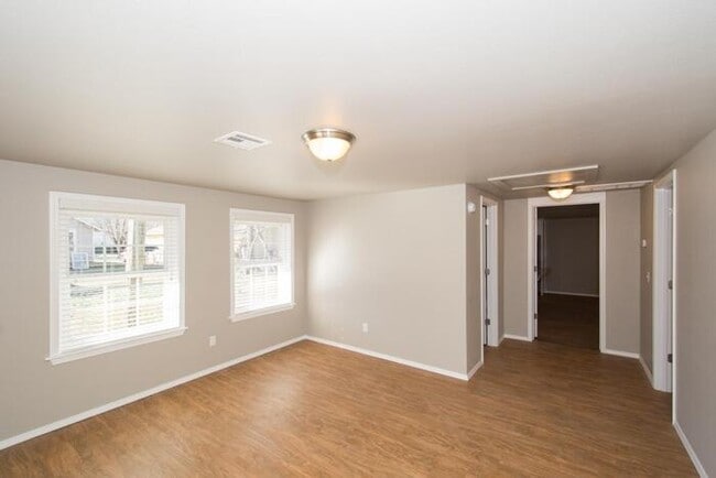 Building Photo - 1/1 Retreat! Very Spacious Open Floor Plan!