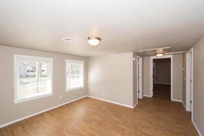 Building Photo - Spacious 1/1 Retreat – Steps from TU & Tulsa’s Hot Spots