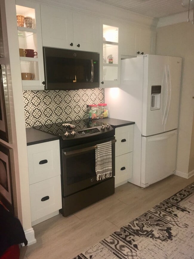 Building Photo - Home on East Bay – Impeccably Furnished Of...