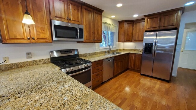 Building Photo - LONG-TERM RENTAL: Great Cedar Flat Home wi...