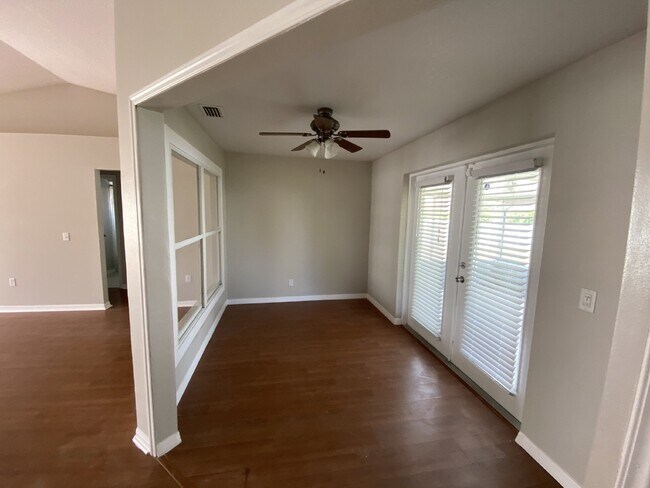 Building Photo - South Lakeland Home!