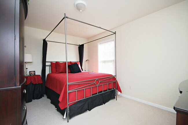 Building Photo - Pet Friendly Mill Creek Village Townhome