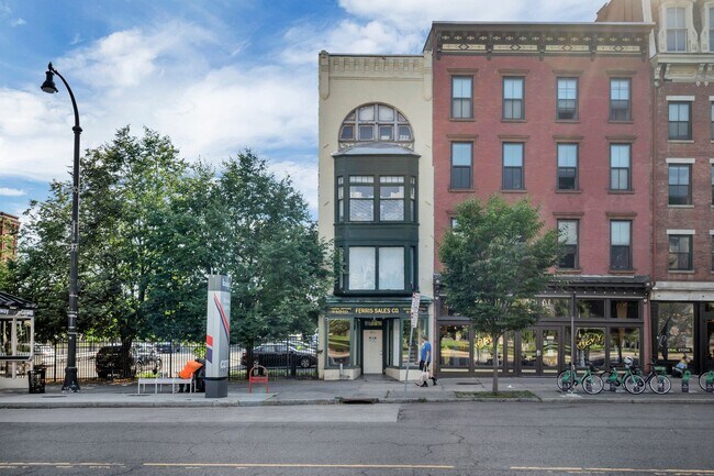 Building Photo - 402 Broadway
