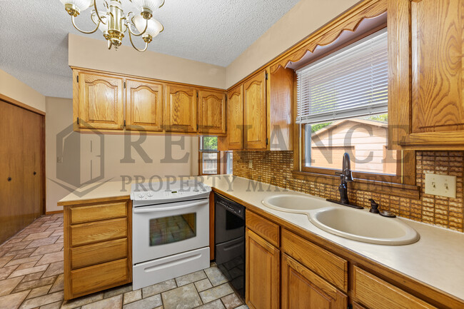 Building Photo - 510 N Parkridge St