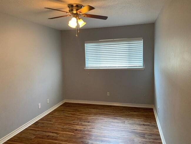 Building Photo - 7078 N Holiday Dr