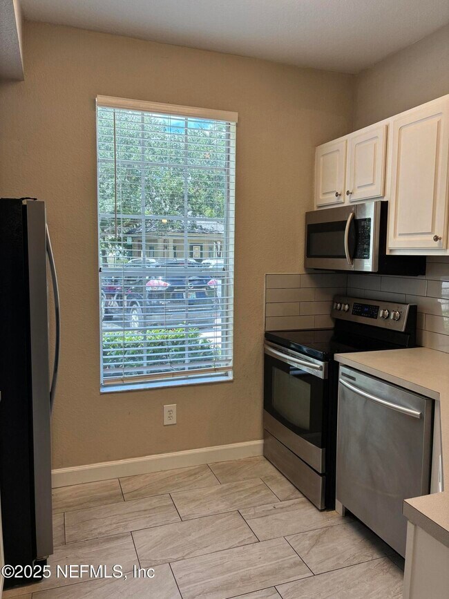 Building Photo - 13700 Richmond Park Dr N