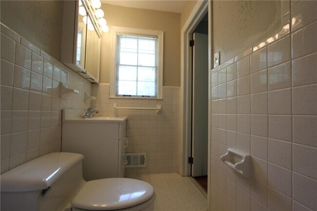 Building Photo - 2944 Piedmont Dr