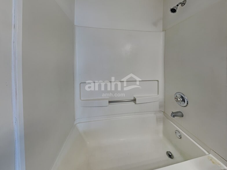 Building Photo - 544 Springwood Dr