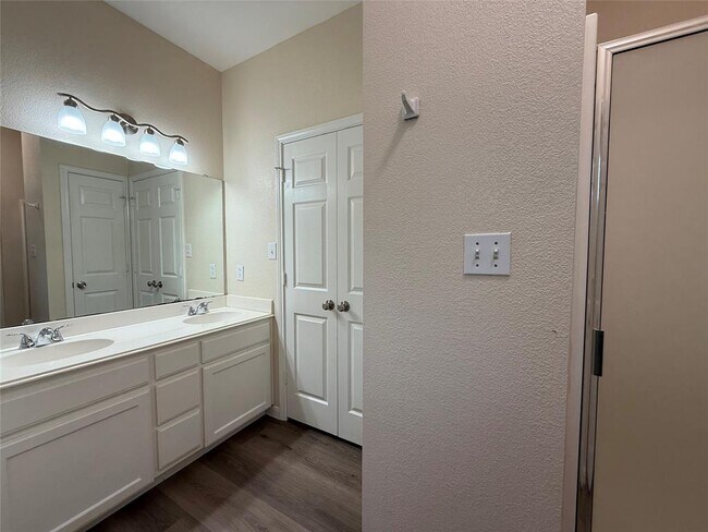 Building Photo - 303 Kates Way