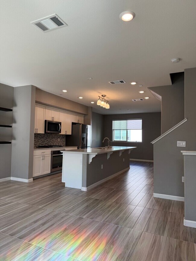 Building Photo - Beautiful 4 Bedroom, 3.5 Bathroom Home in Desirable Communication Hills