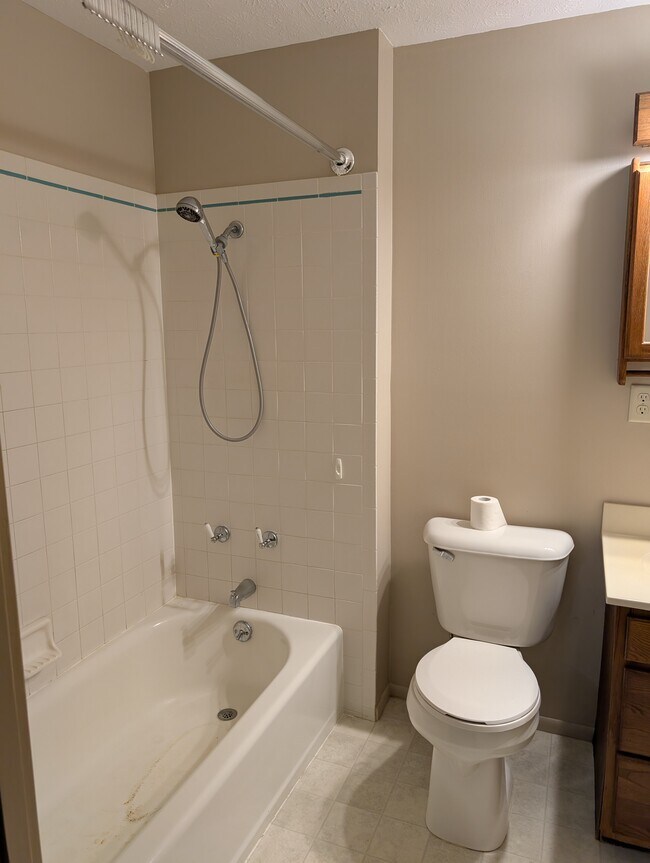 Building Photo - 549 Poplar Dr