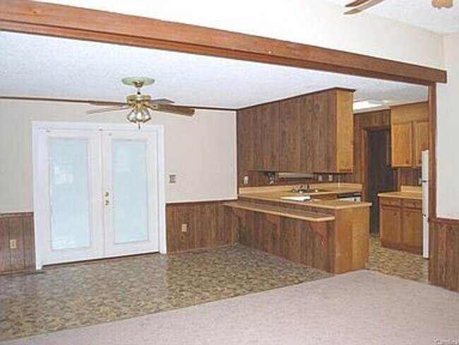 Building Photo - great neighbourhood, spacious 2248 hart rd