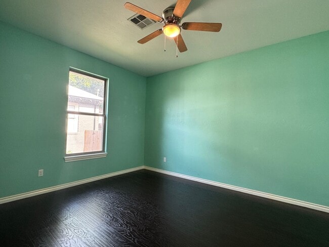 Building Photo - Spacious 3 Bedroom 2.5 Bath Home Near Okla...