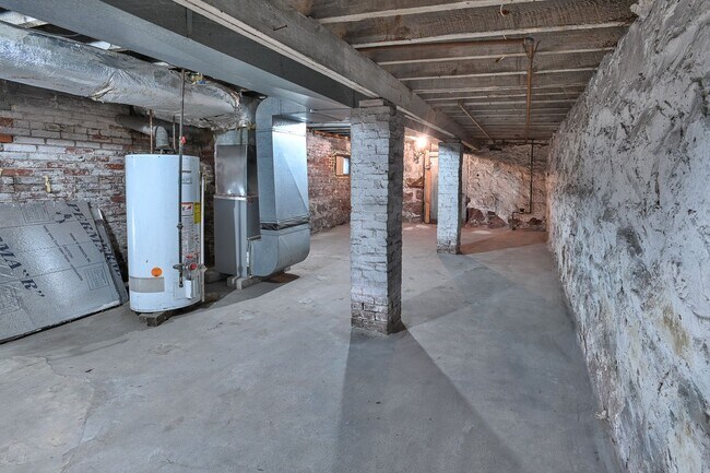 Building Photo - Large 5 Bedroom on Peffer