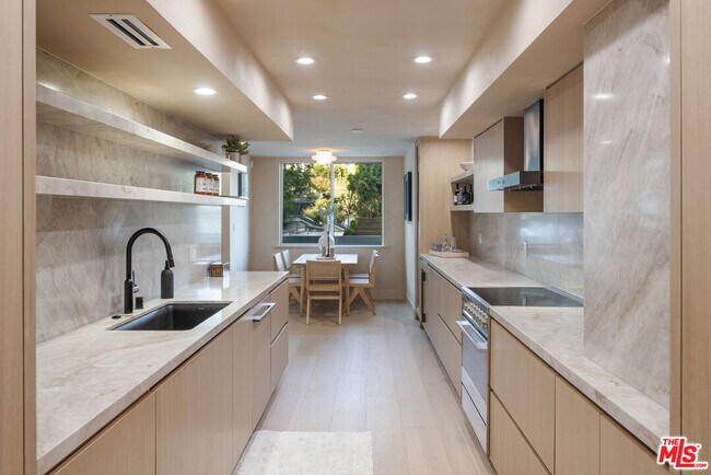 Building Photo - 818 N Doheny Dr