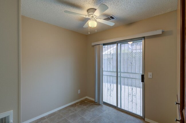 Building Photo - Marty 174