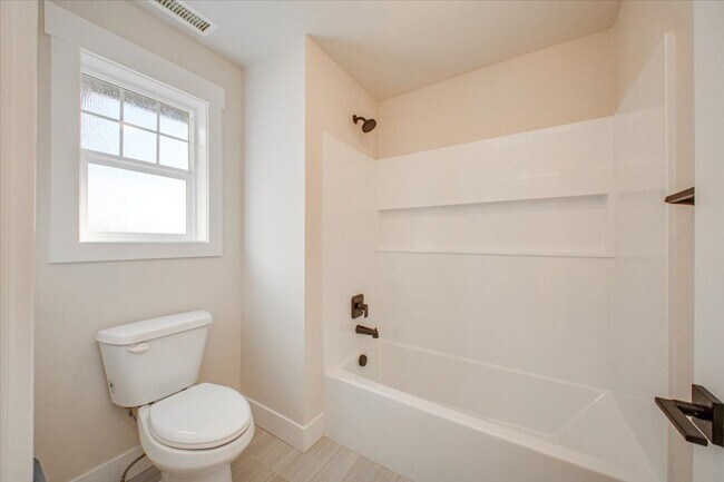 Building Photo - Luxury Townhome in the Heart of Eagle — 3 Beds + 3 Baths + Premium Amenities