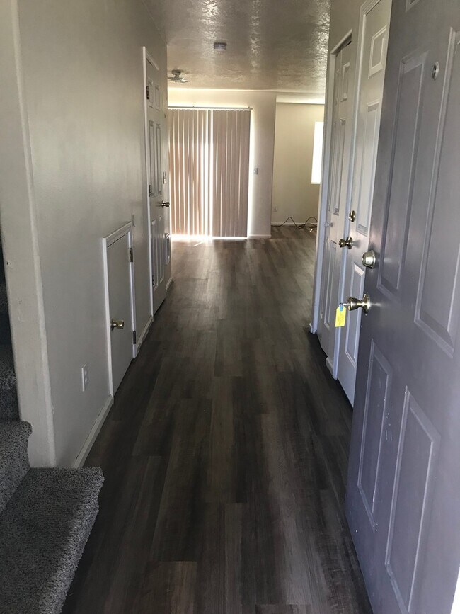 Building Photo - (SAM 15) 3 bedroom and 1.5 Bathroom duplex