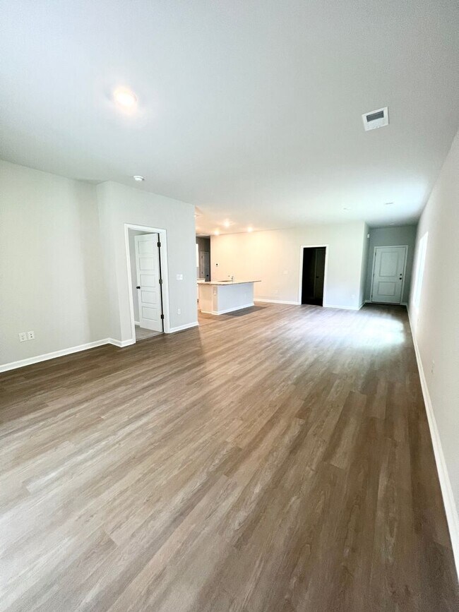 Building Photo - FOUR Bedrooms! SUPREME location! Move in ready!