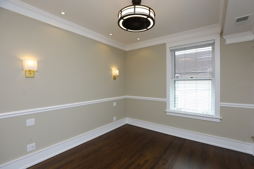 Building Photo - 3837 N Damen Ave