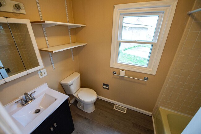 Building Photo - Lovely 3 Bed / 2 Bath in Private Setting--AVAILABLE NOW!!!