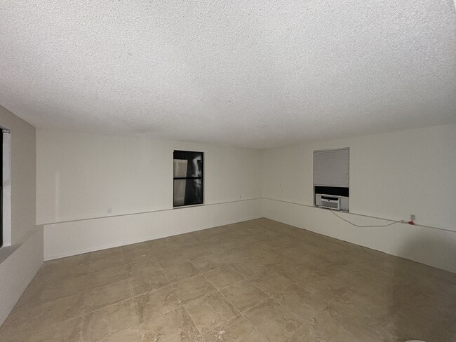 Building Photo - 202 2nd St