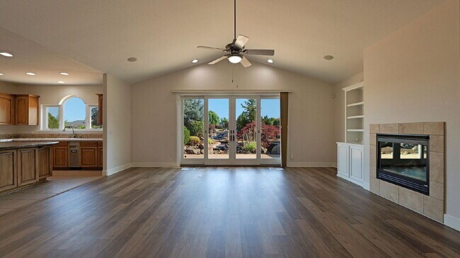 Building Photo - 143 Pine Lake Dr