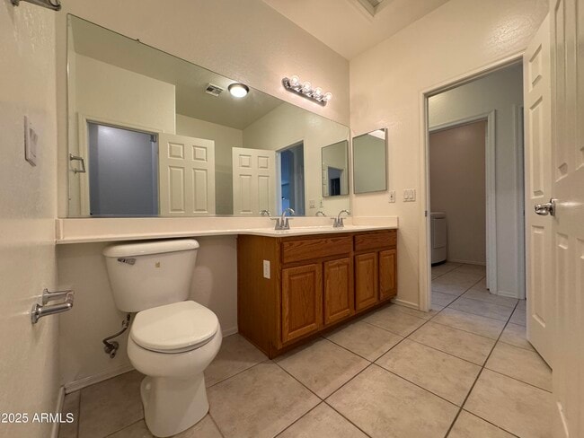 Building Photo - 3323 E Roadrunner Dr
