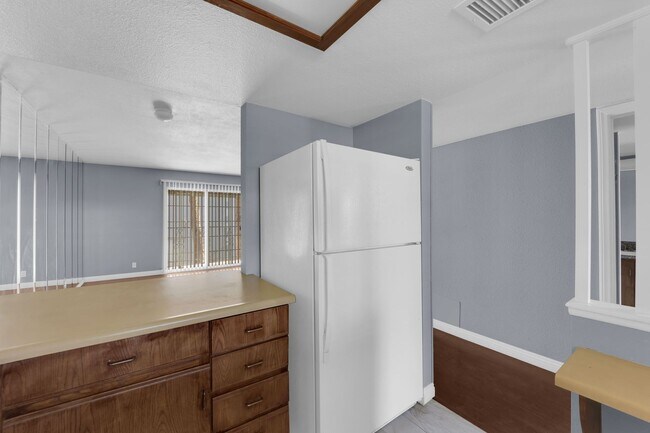 Building Photo - NEWLY REMODELED 2 BEDROOM CONDO!