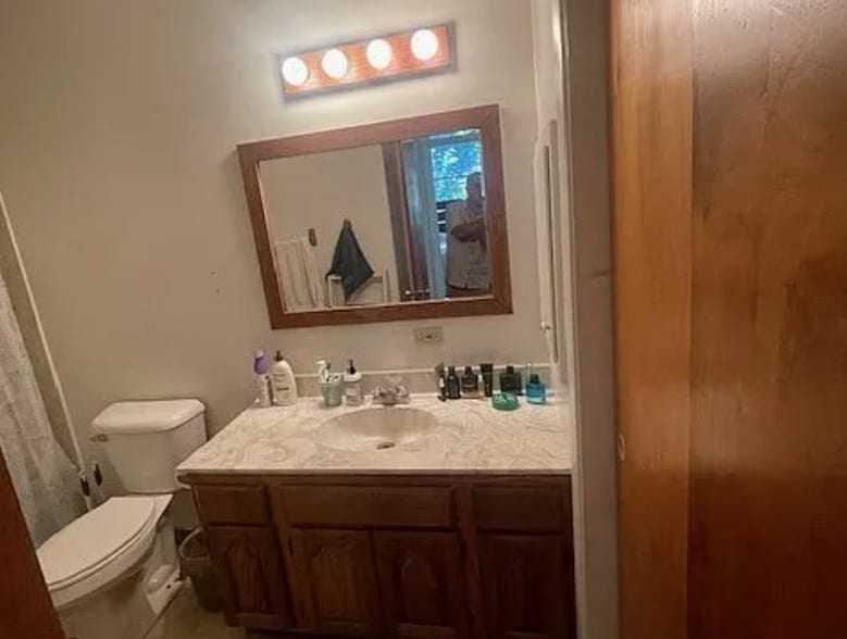 Main level Bathroom - 4225 N Kinser Pike