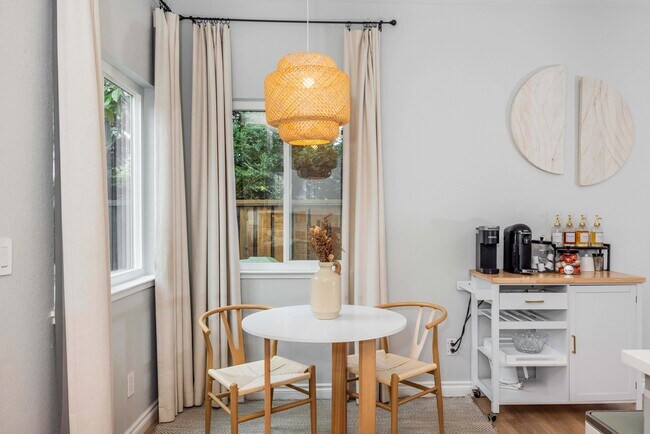 Building Photo - 1954 Bristol St