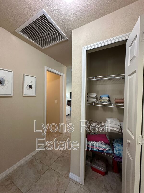 Building Photo - 2202 SE 8th St