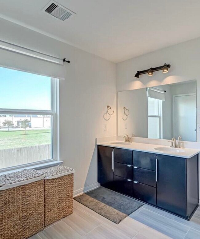 Building Photo - 16330 Oakside Hollow Ln