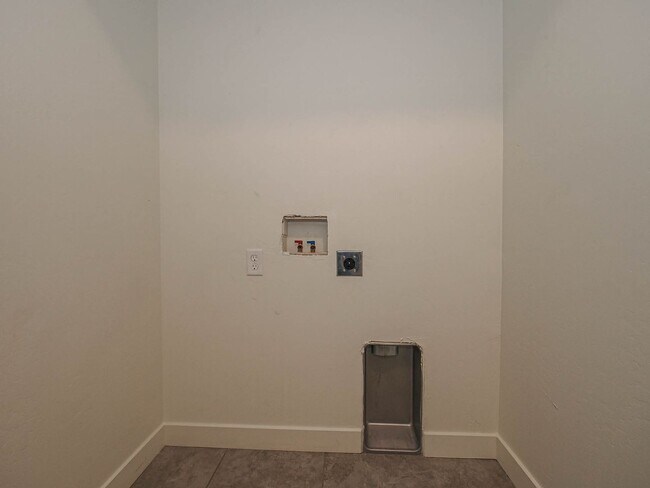 Building Photo - RES_WHITE_8178