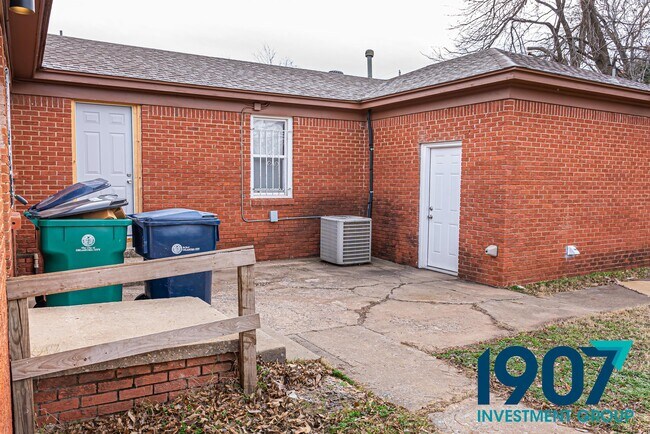 Building Photo - 700 NW 89th St