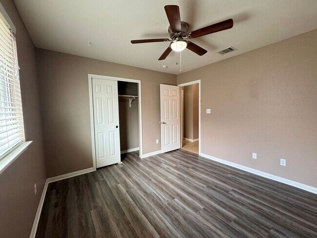 Building Photo - 3 Bed/ 2 Bath Home Available in Villages of Berry Creek!