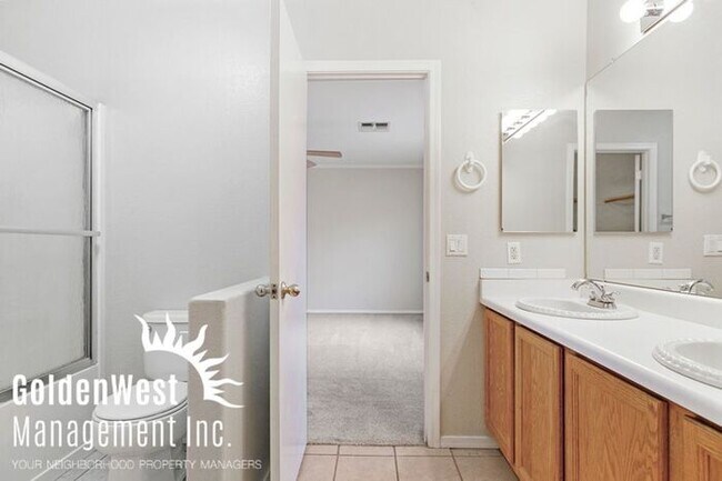 Building Photo - Spacious 3Bdm 2Ba Home in Quiet Neighborhood!