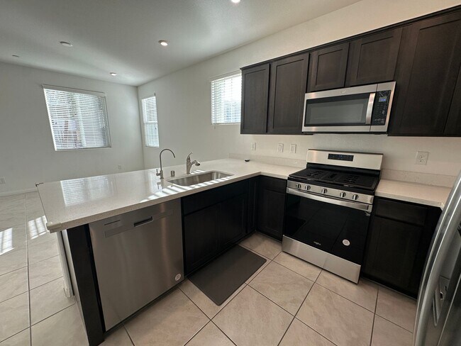 Building Photo - Henderson Townhome for rent