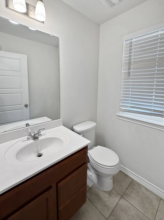 Building Photo - New Braunfels gem